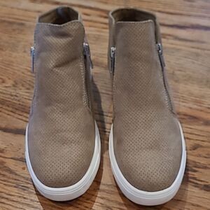 Cushionaire Hart 8M Ankle  boots with zippers